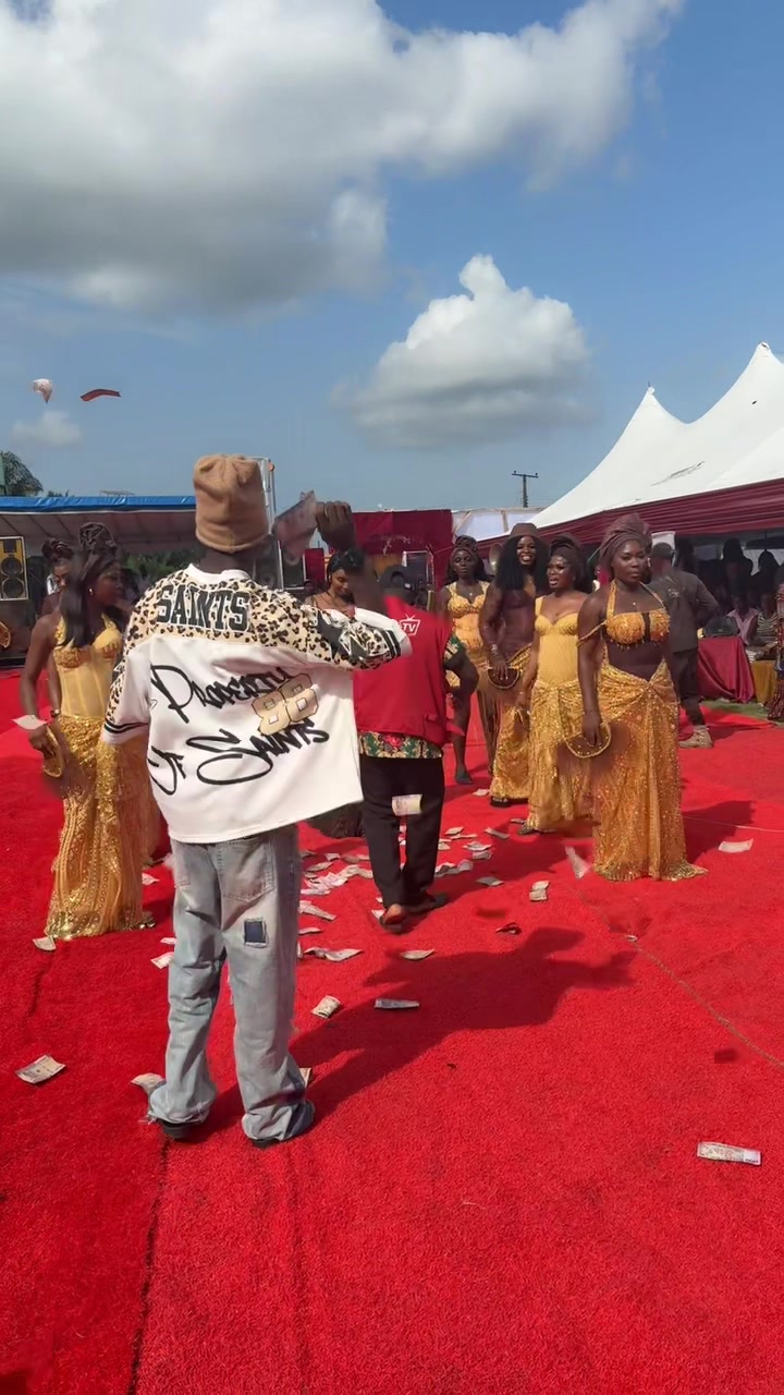 @Clothes vendor in Sapele 🛍️