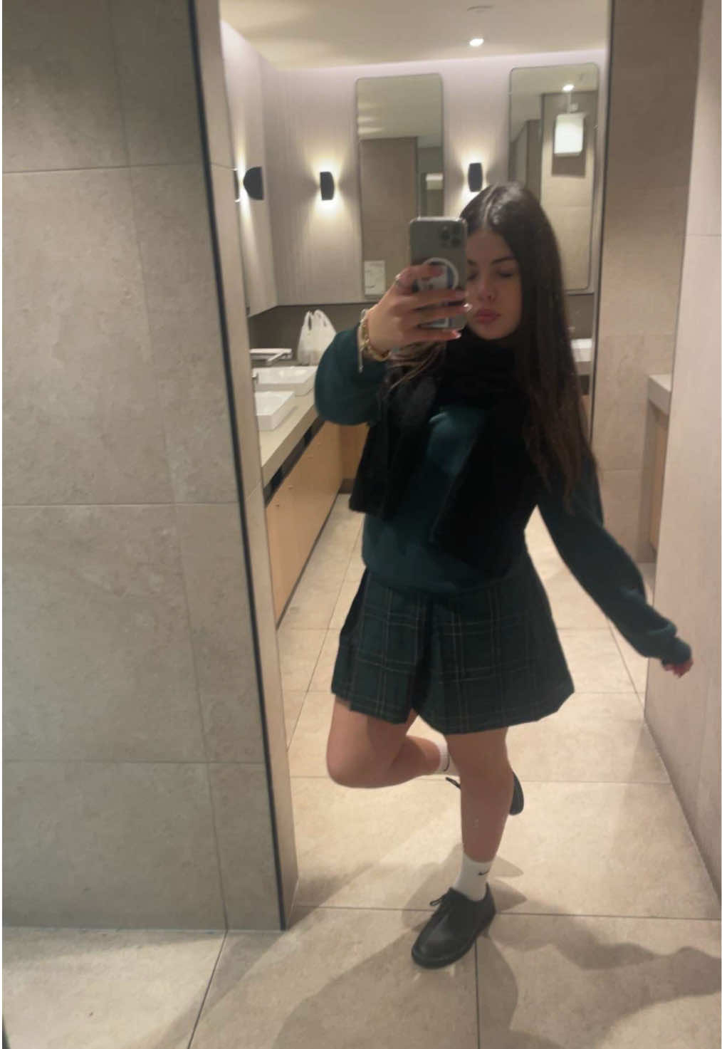 @𝐦𝐨𝐧𝐢𝐤𝐚