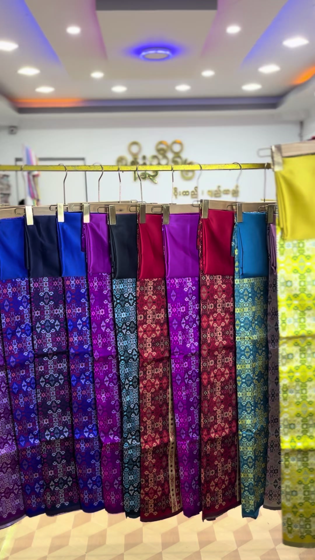 @Snow Thiri Silk & Fabric