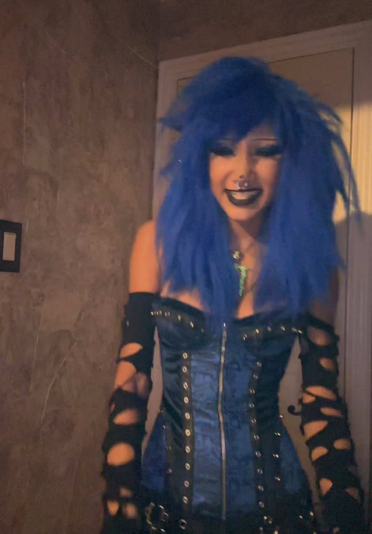 @>_<