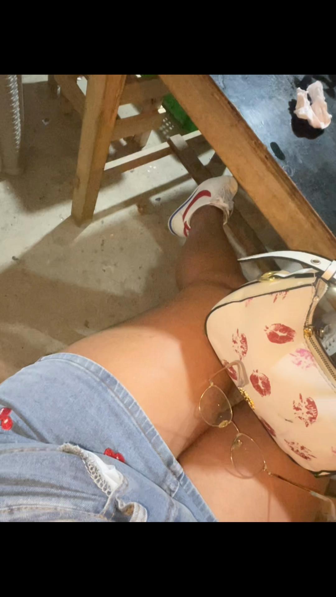 @👩🏻💋