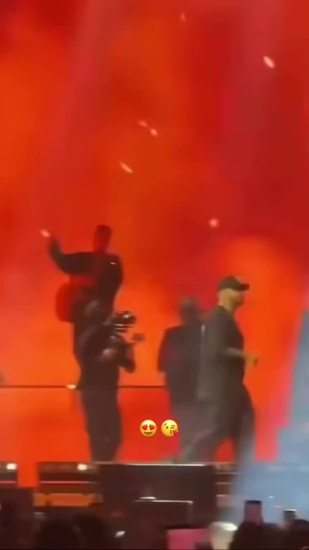 @🦦