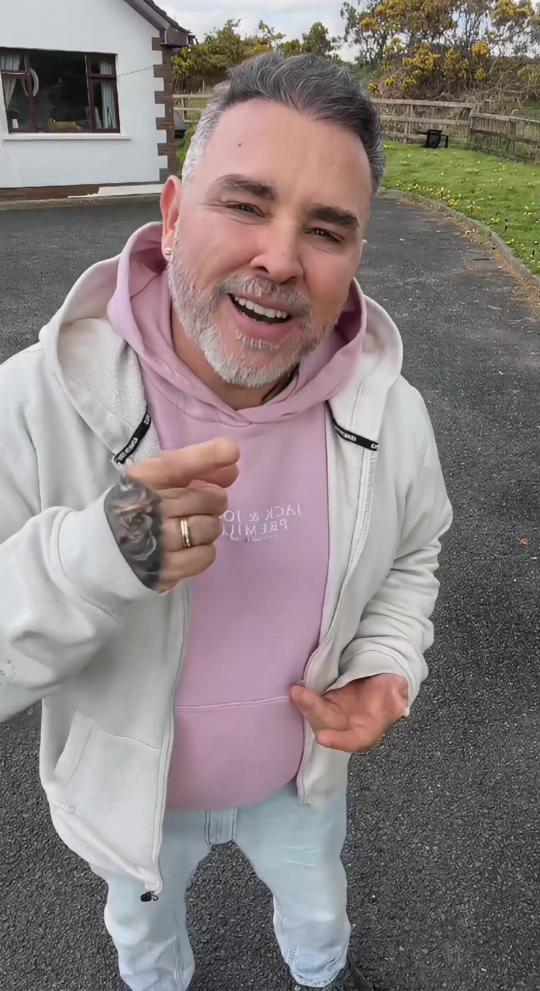 @Johnnyblue Fans Page