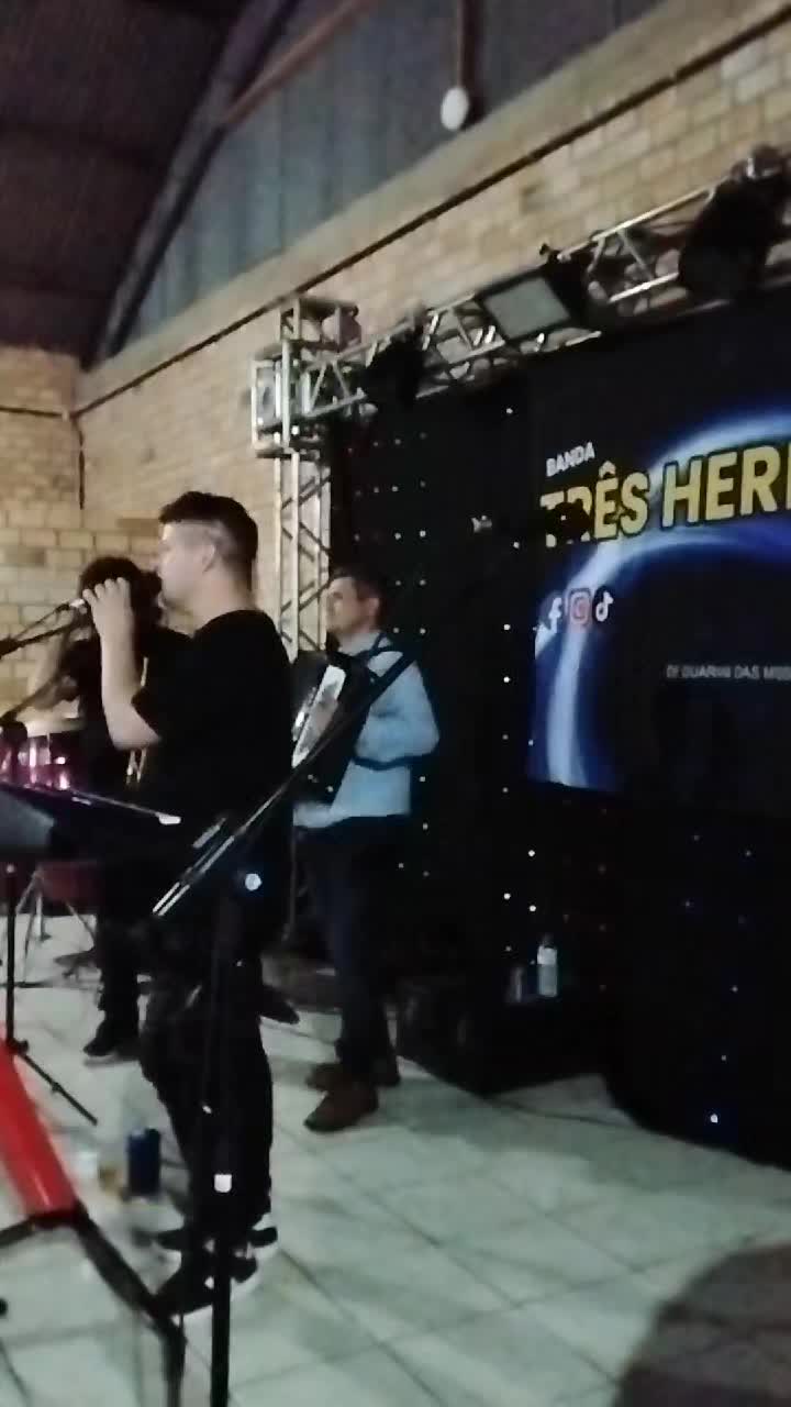 @Três Hermanos