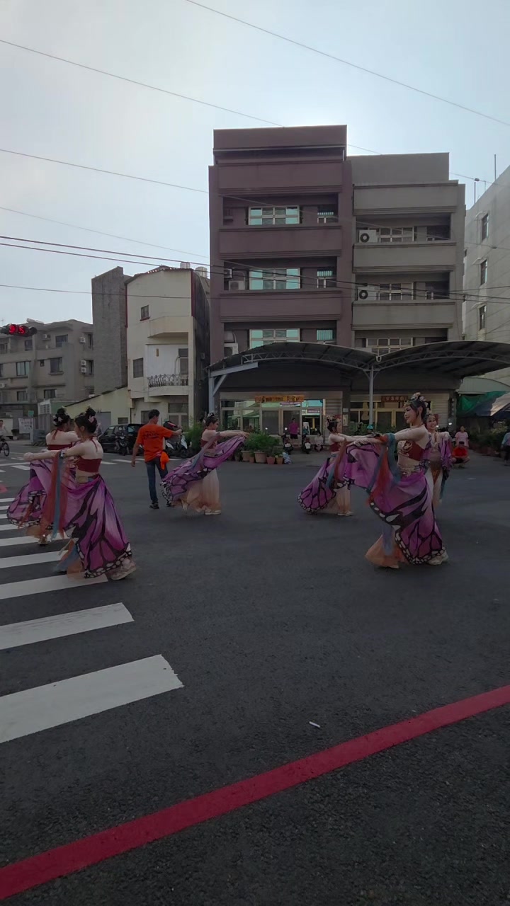 @帥哥跑廟會