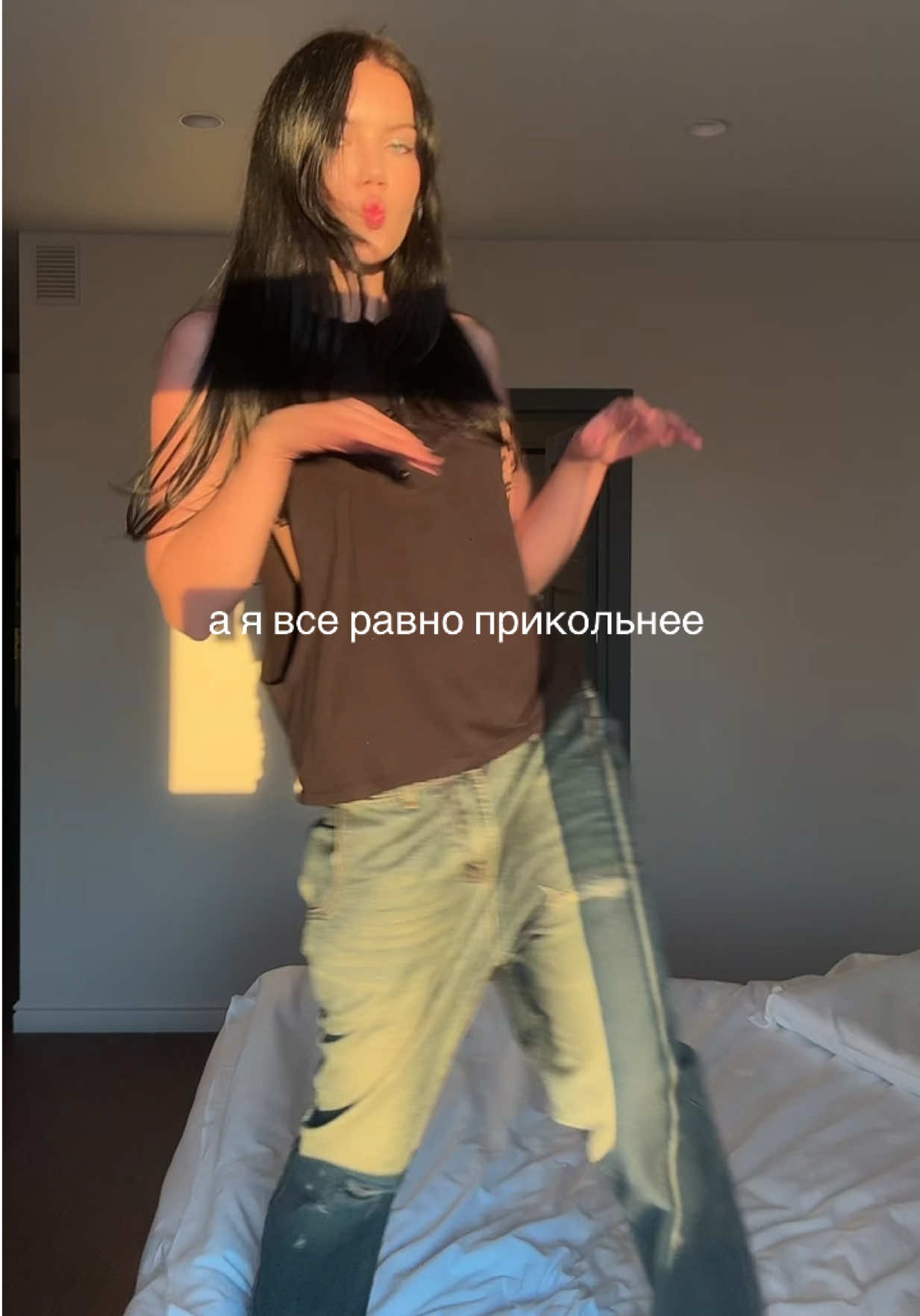 @<4