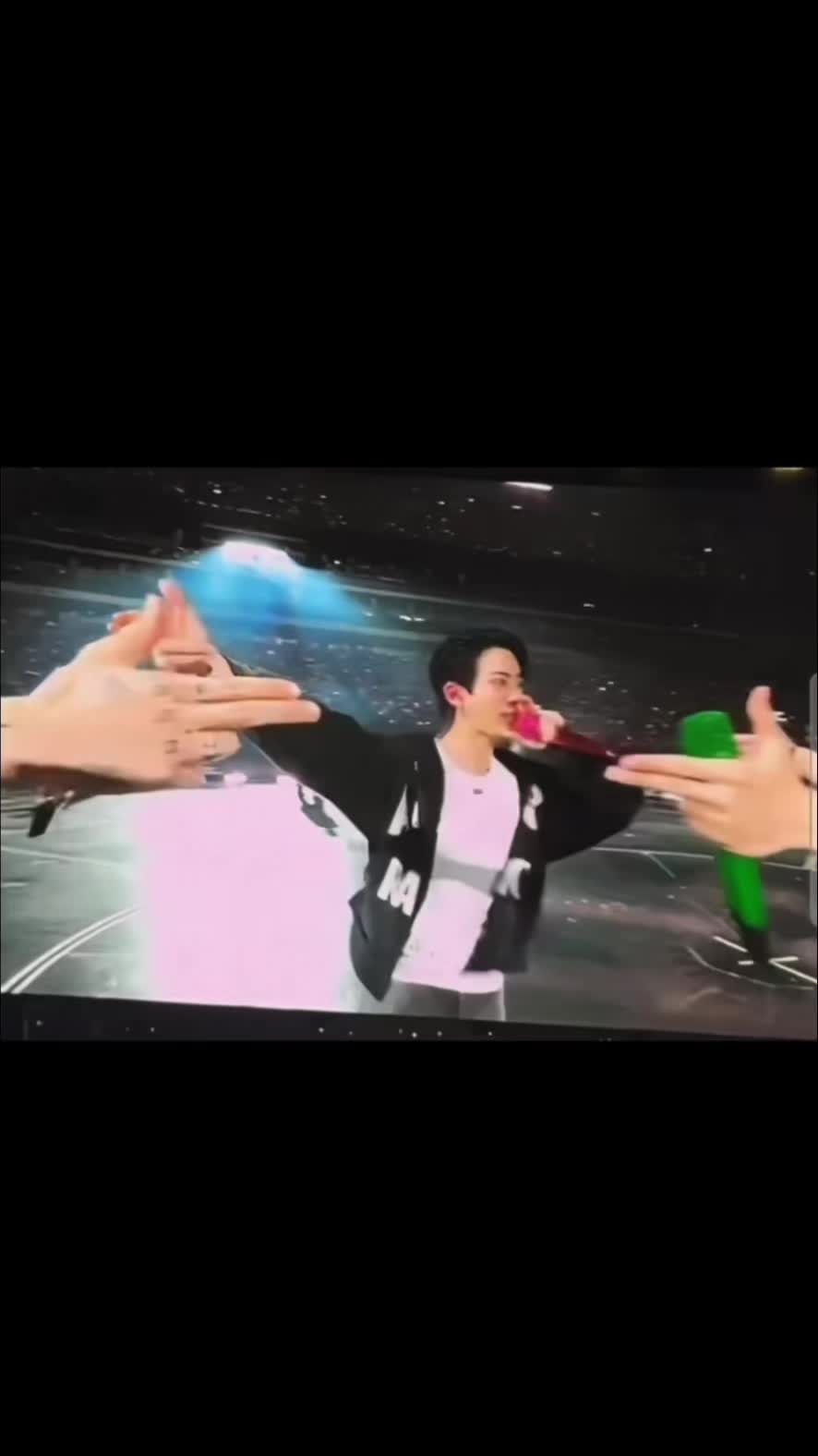 @Meowngi_1993 IS SEEING BTS!⊙⊝⊜