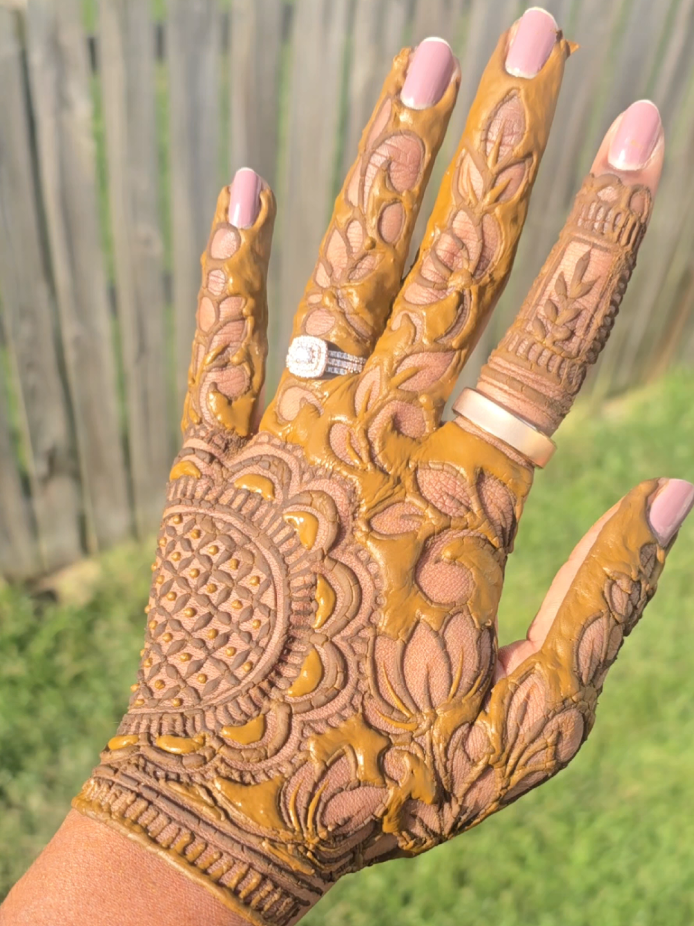 @essentialhenna