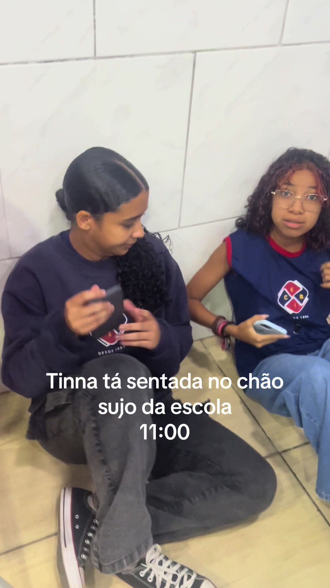 @O que a tinna faz na escola