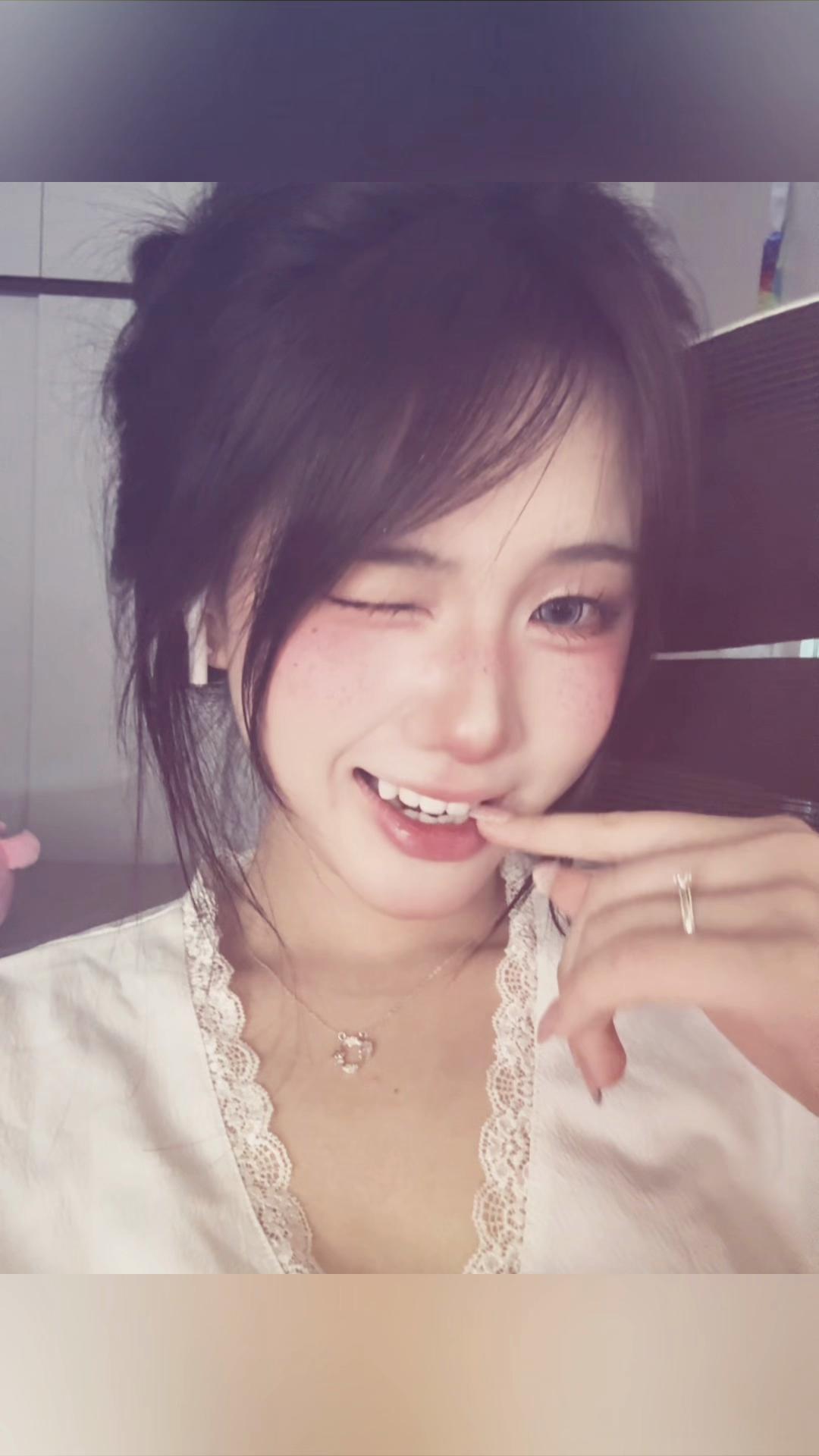 @Thảo v&acirc;n l&ecirc;n xe anh!