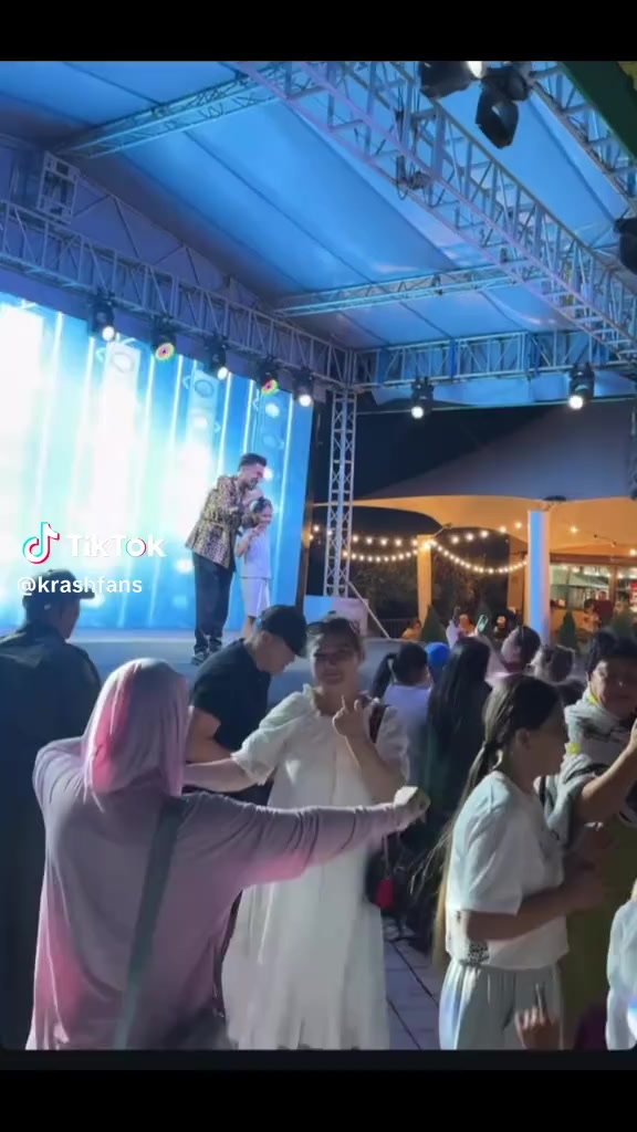 @Şaxın dəli bacıları🎤🤍 (Elif)