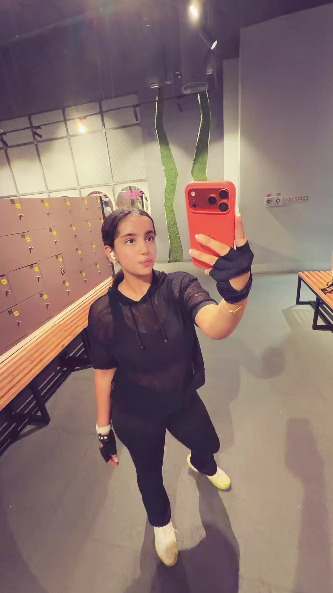 @Hiya._parwani