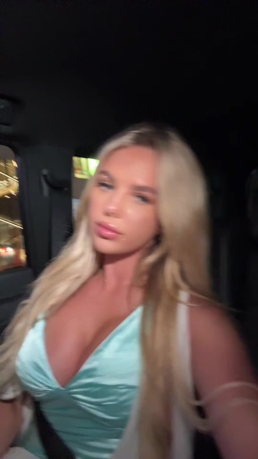 @elliebluegregoria
