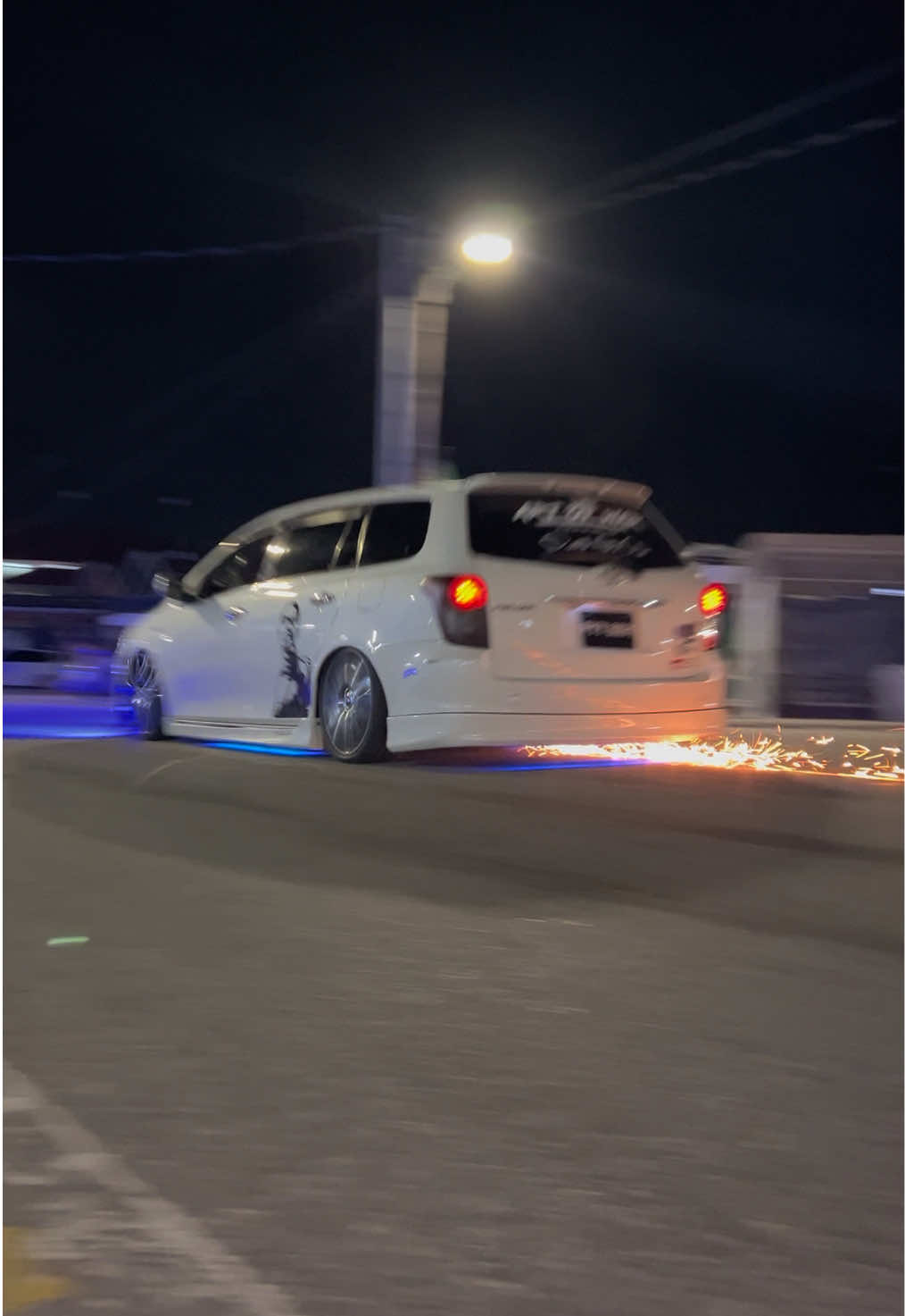 @Lively✓