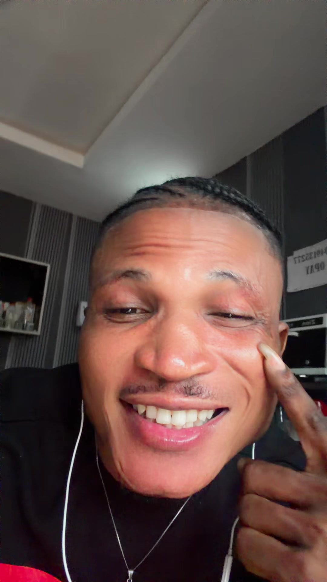 @Mobolaji✌️☮️
