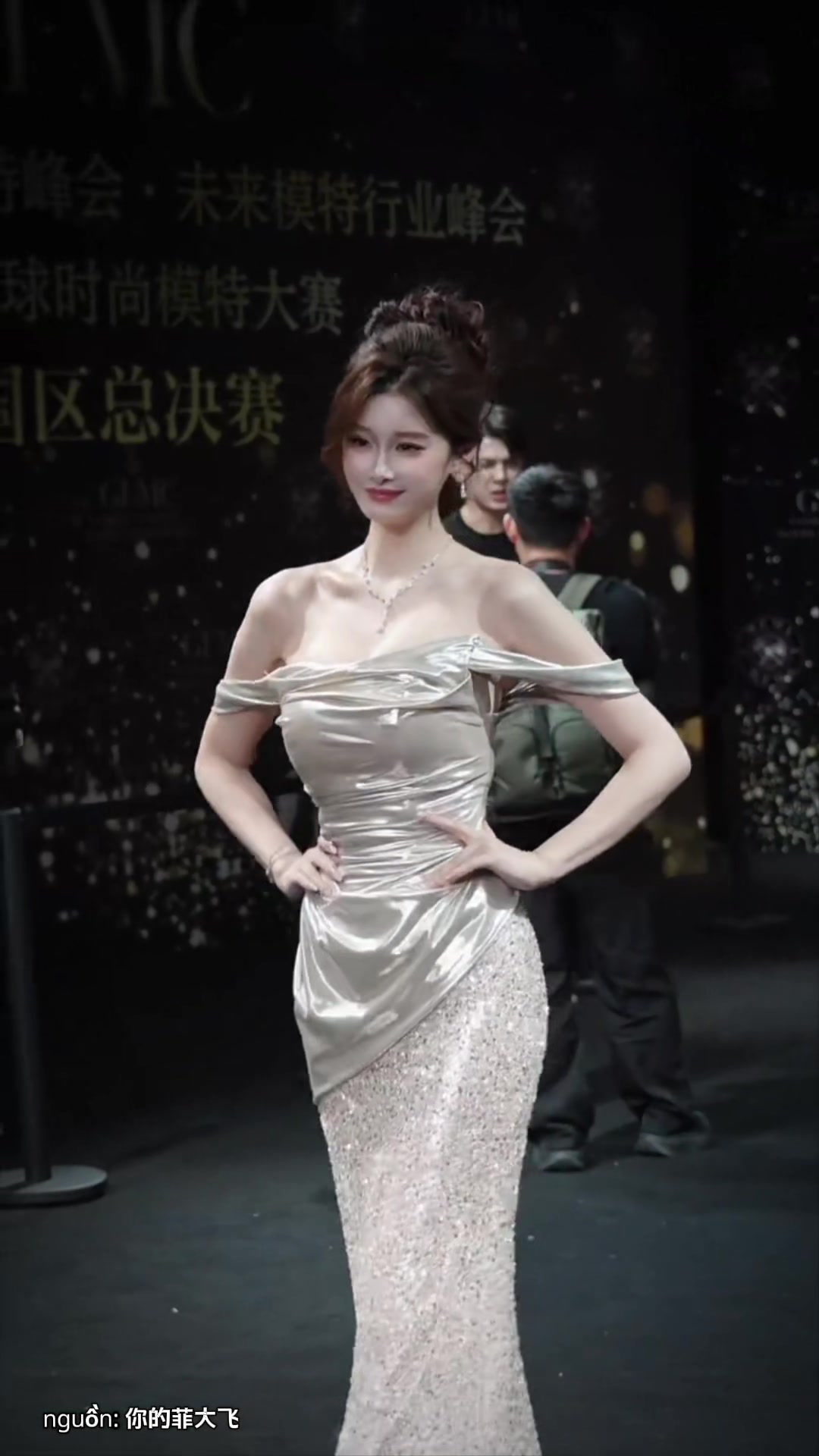 @G&aacute;i Xinh ở Đ&acirc;y