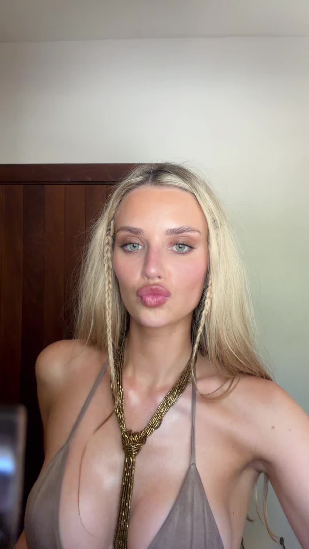 @theresaviuff