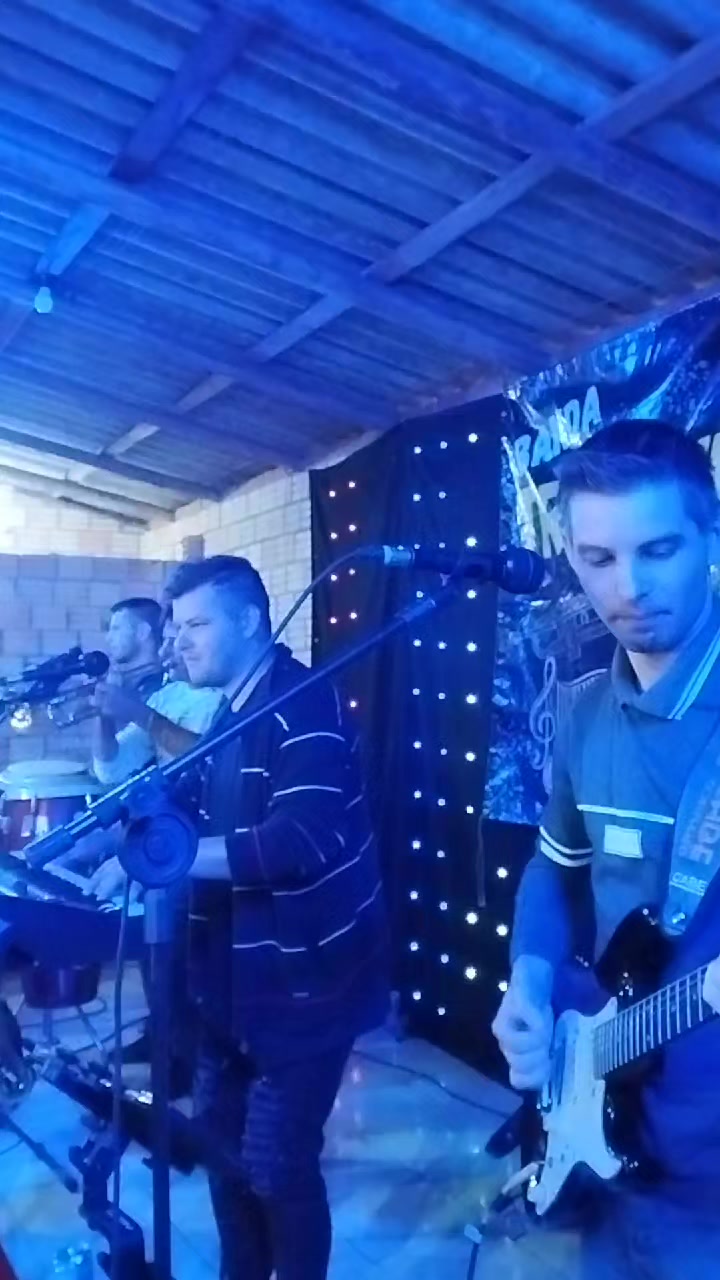@Tr&ecirc;s Hermanos