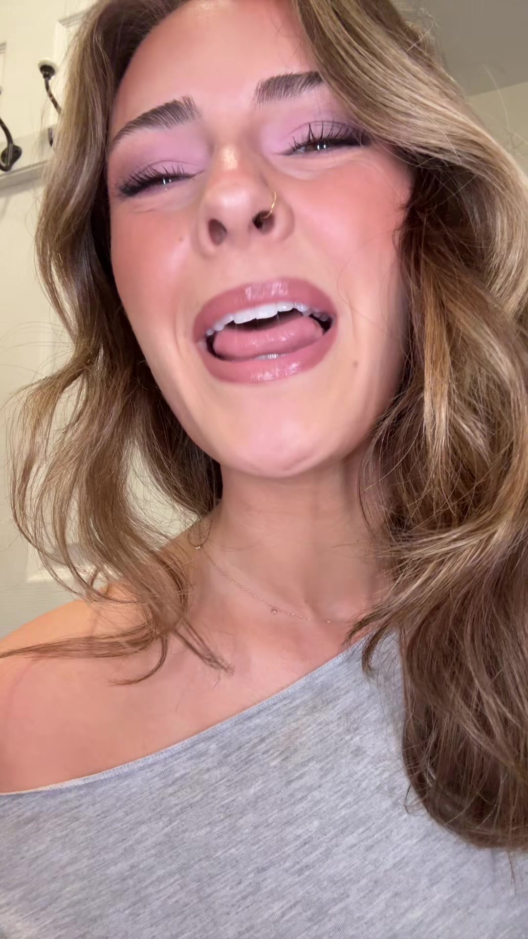 @🧍🏼&zwj;♀️