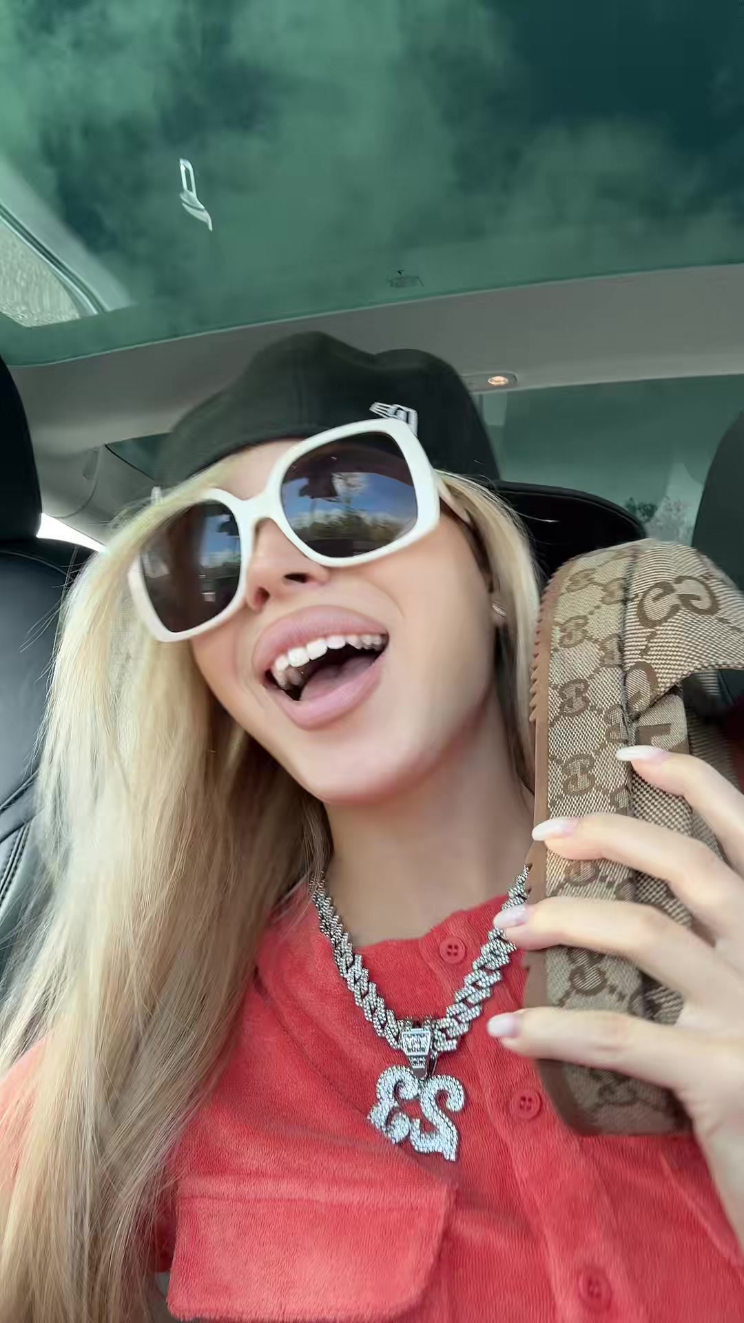 @lizzitak