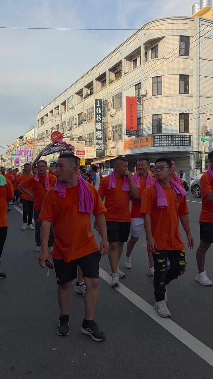 @帥哥跑廟會