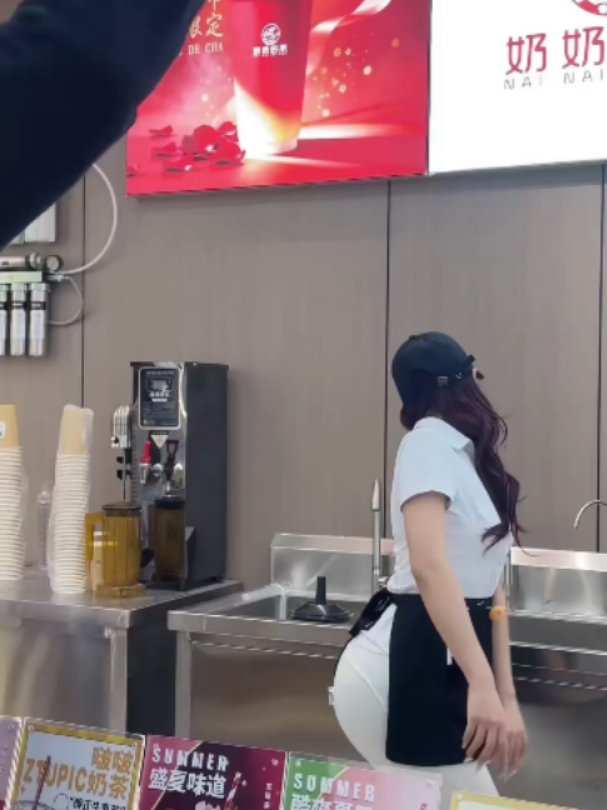 @奶奶的茶美女 (Nai Nai De Cha)