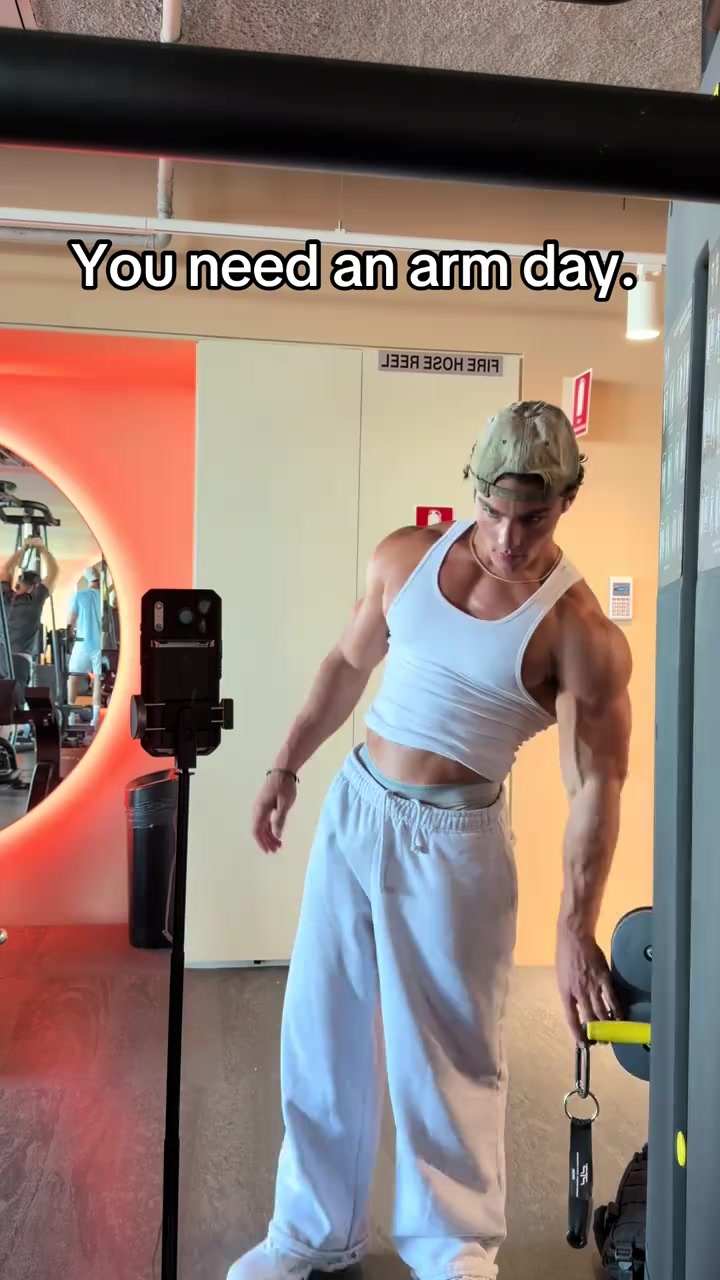 @alexaaronn