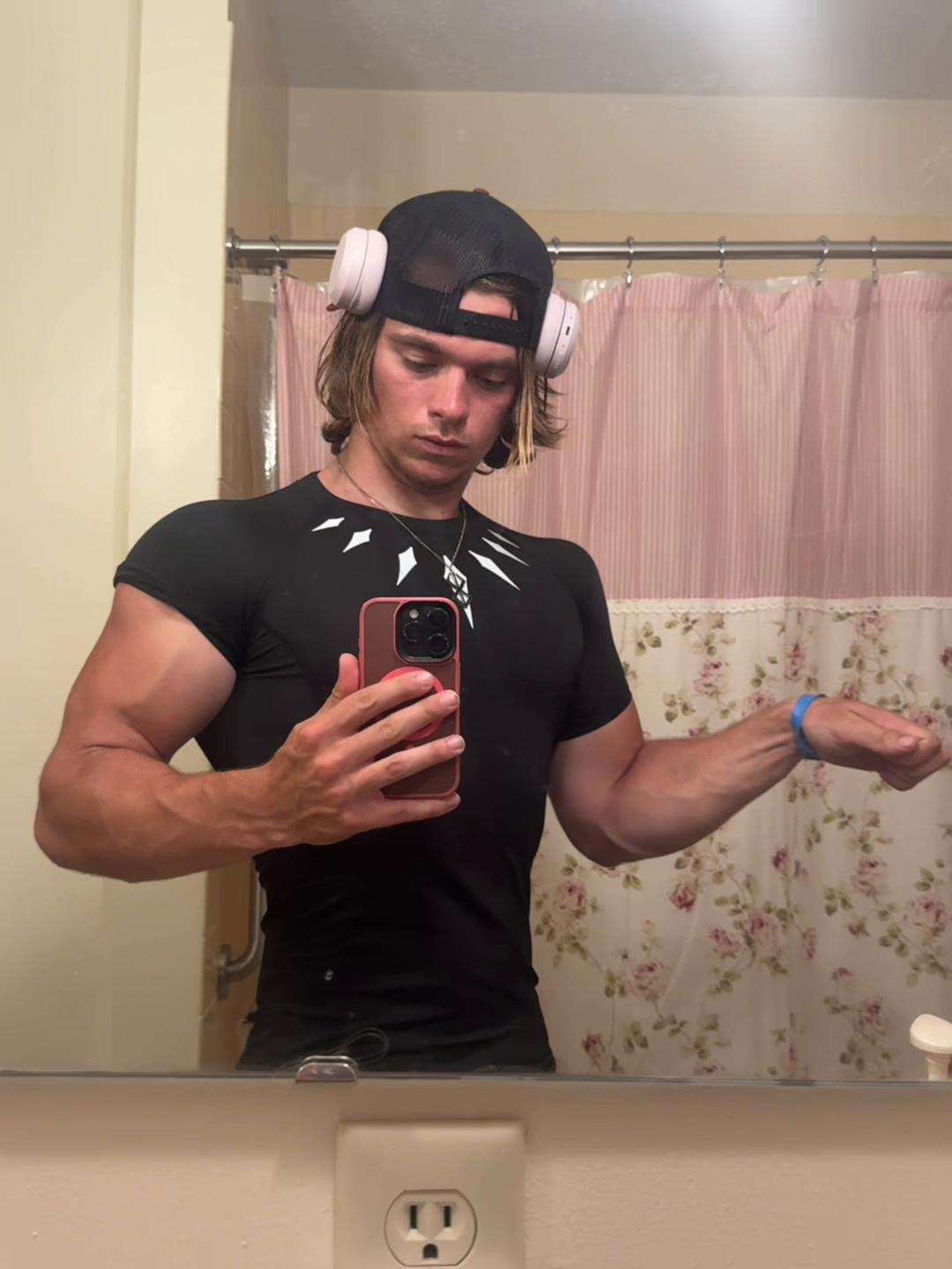 @Timothy20twink_