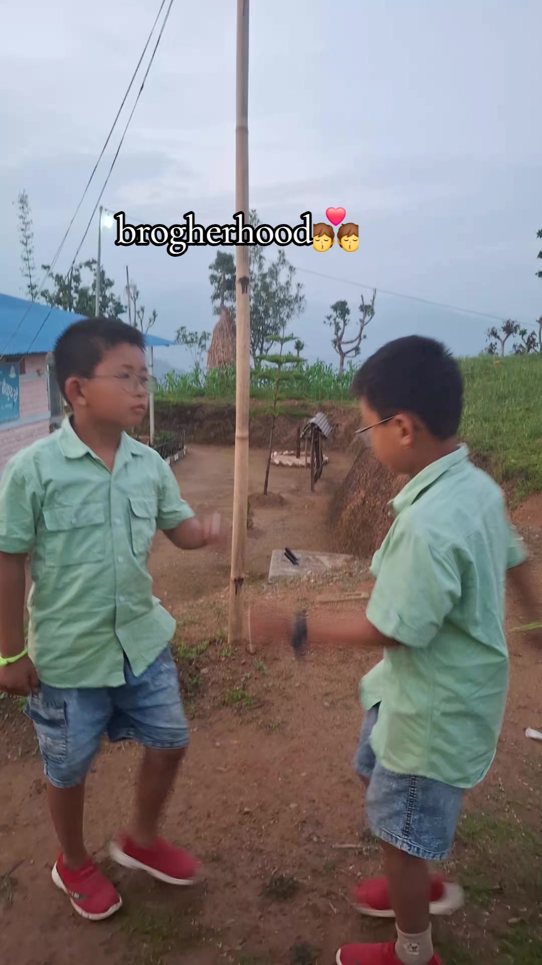 @👀👩&zwj;👦&zwj;👦👀