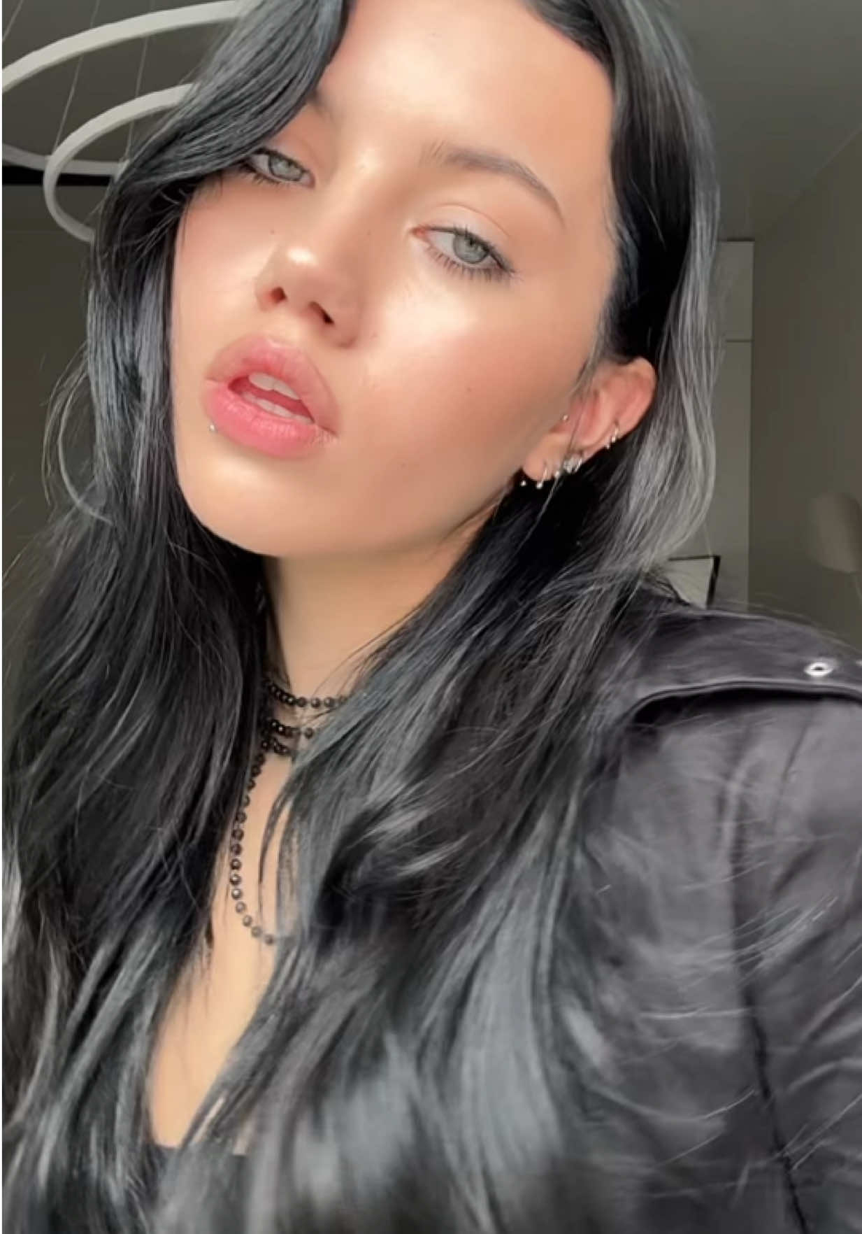 @<4