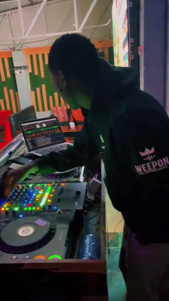 @WEEPON THE ENTERTAINER (DJ)