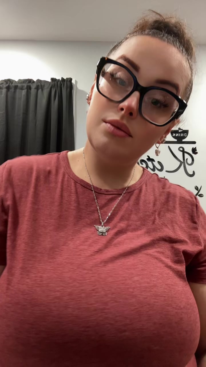 @JustASmallTownGirl🩷💜
