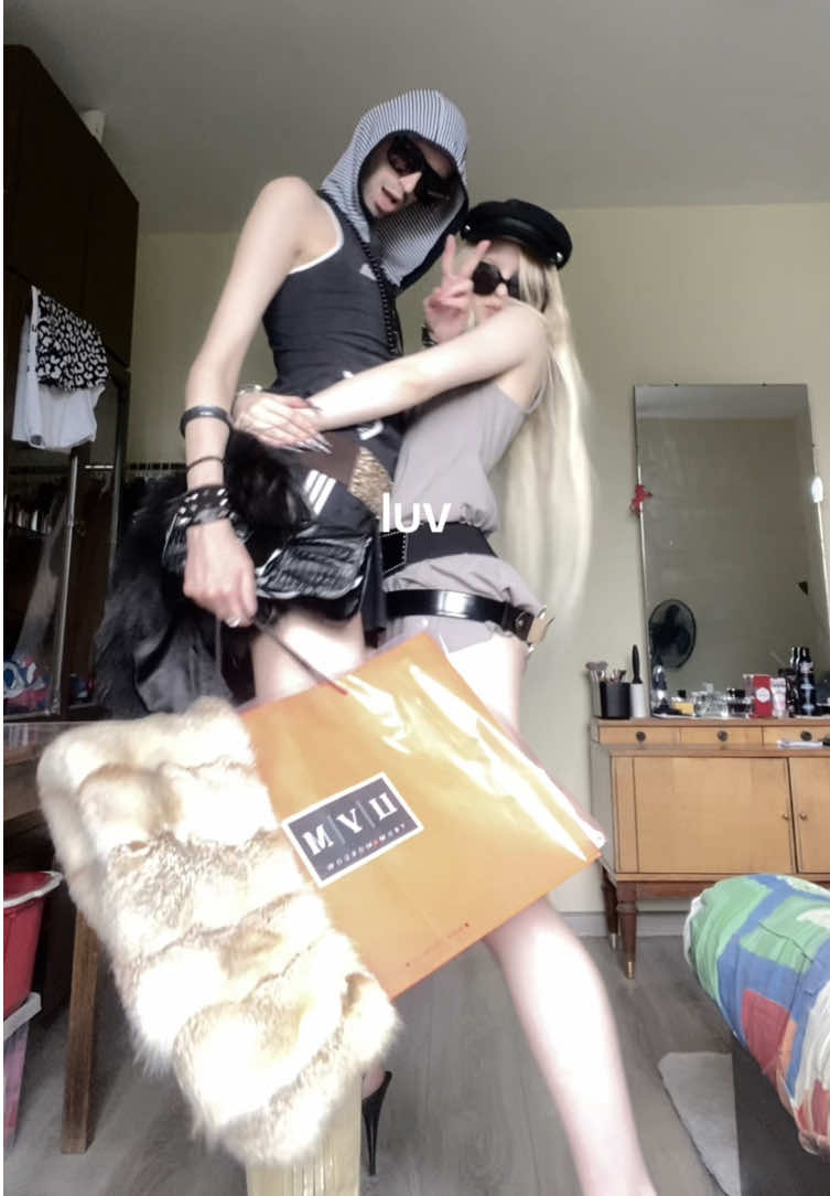 @damnwitchq