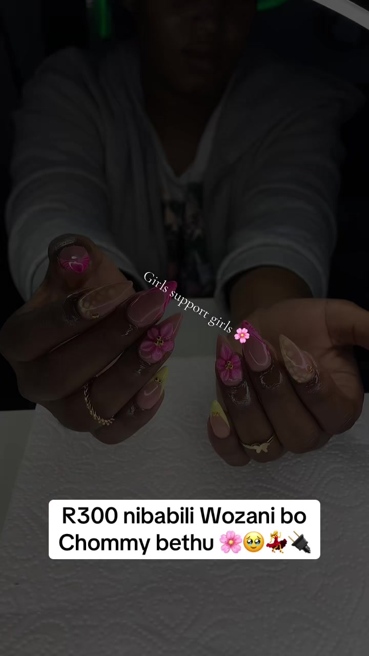 @Girls support Girls 🩷💅
