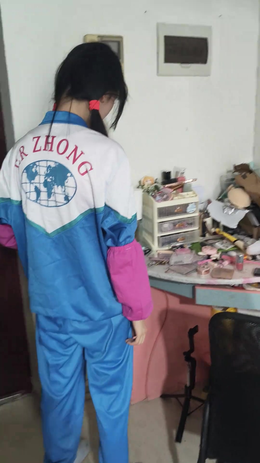 @明越