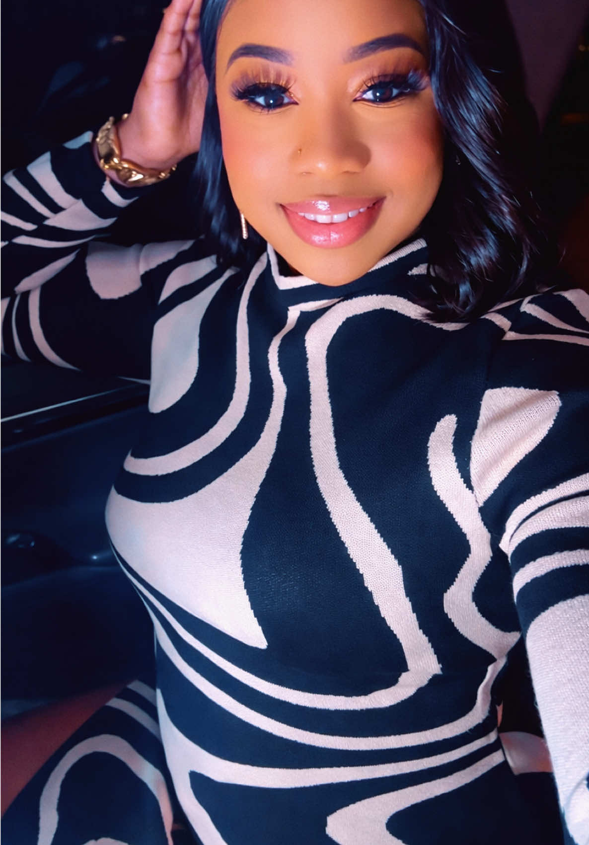 @✨Ms Unique✨꧁꧂✨