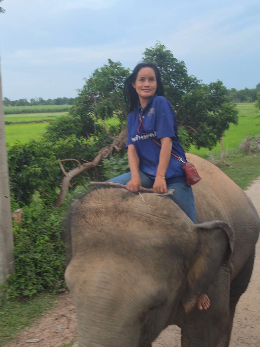 @ควาญช้างสาว"ชาลิดา"