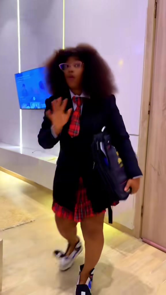 @HOUSEOFVEEE