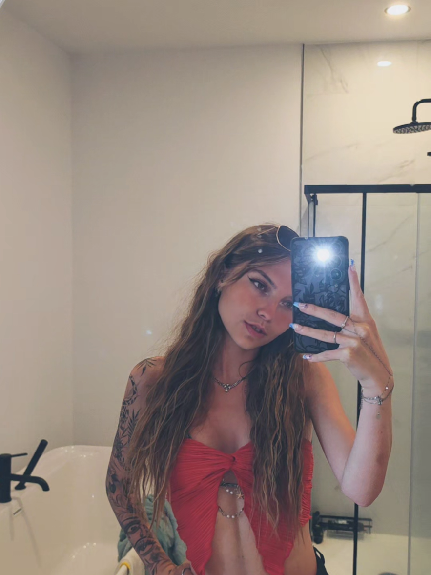 @Héléna🖤