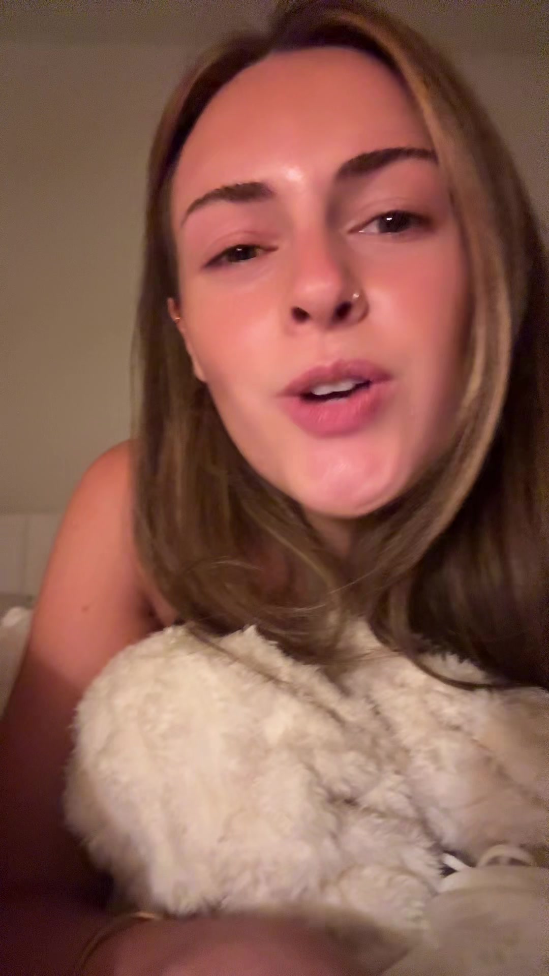 @🧍🏼&zwj;♀️