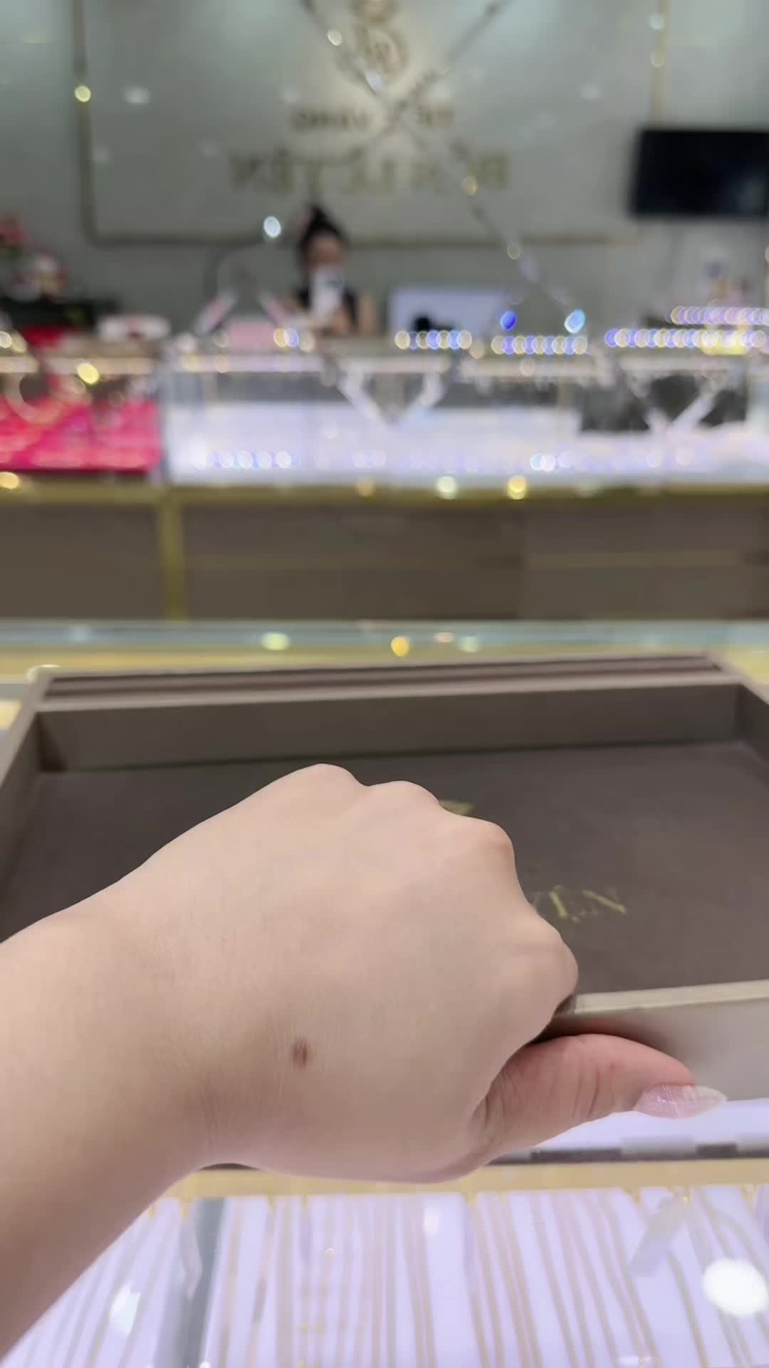 @Bốn Luyện Jewelry