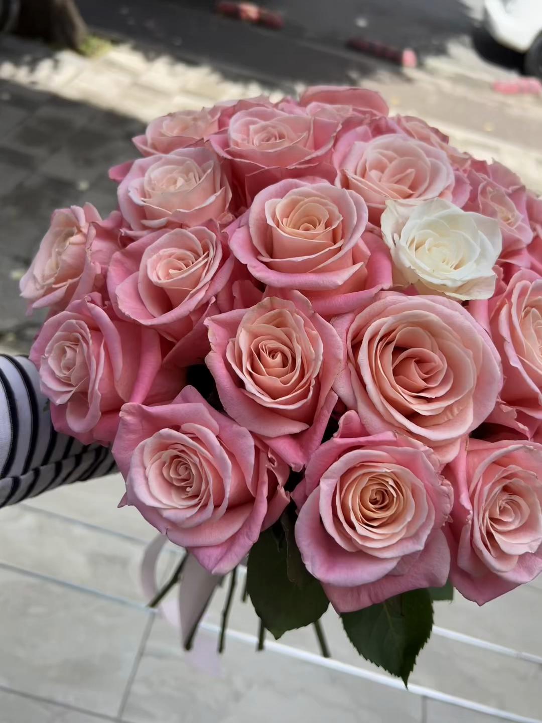 @Lona’s flowers shop