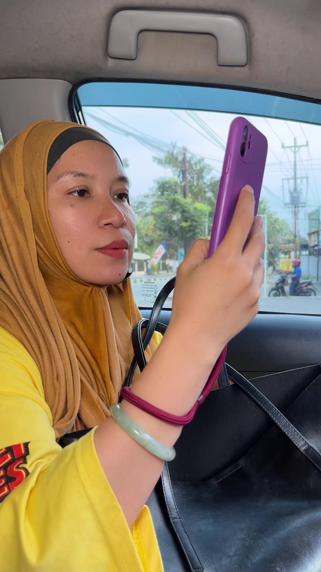 @LELI si paling TAS dan SANDAL