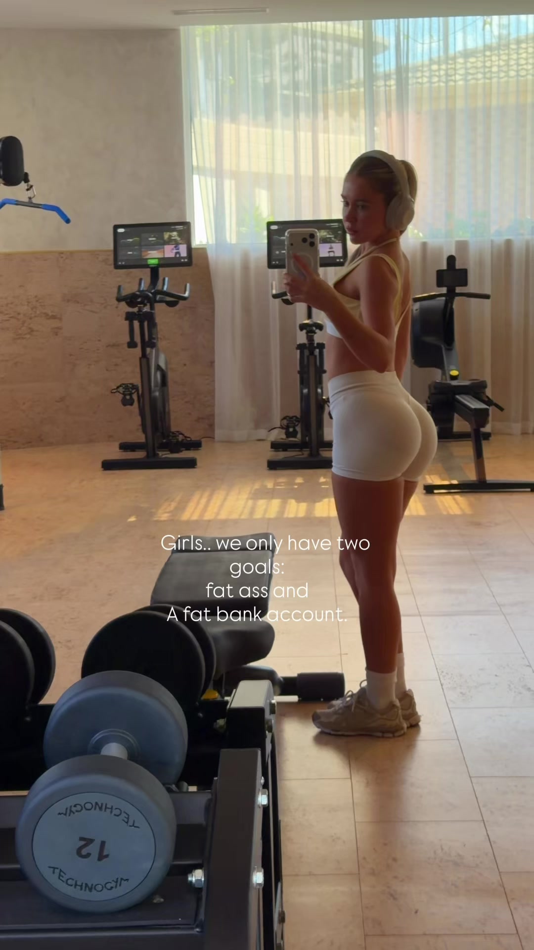 @hollieomeara