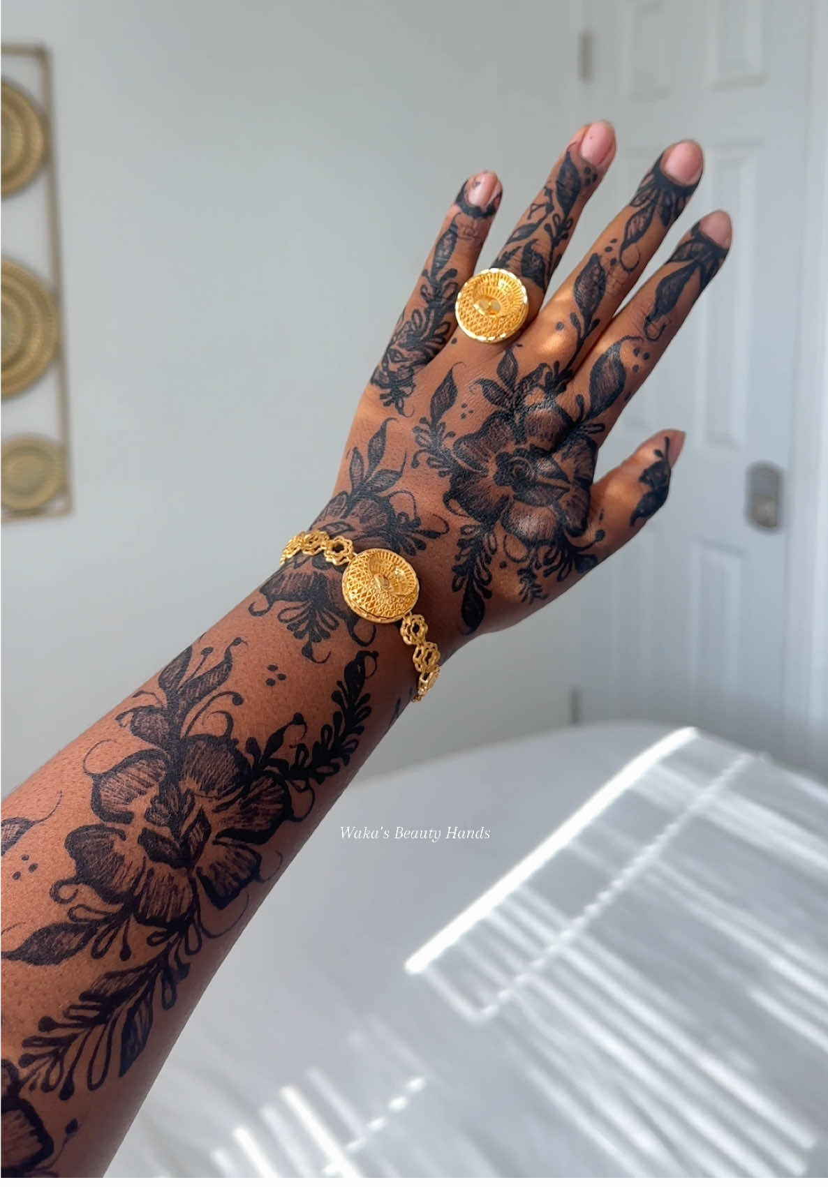 @| Waka’s Beauty Hands |