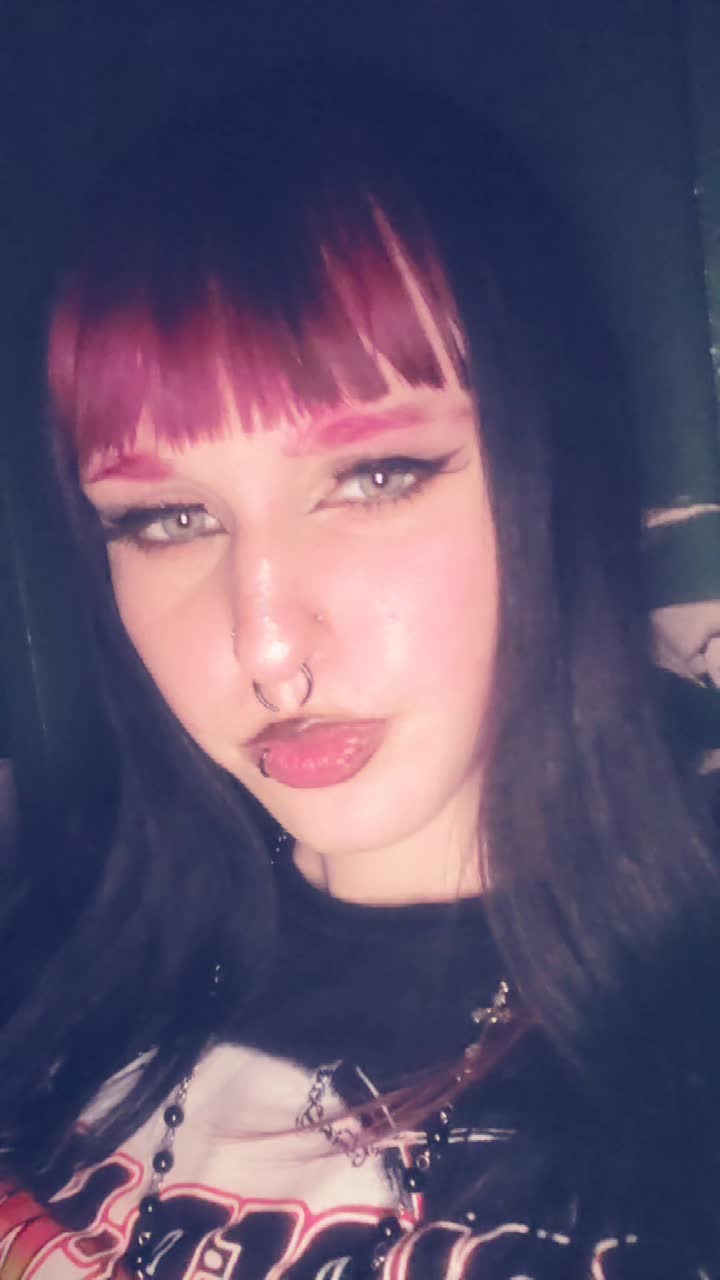 @CheshireFangz♡