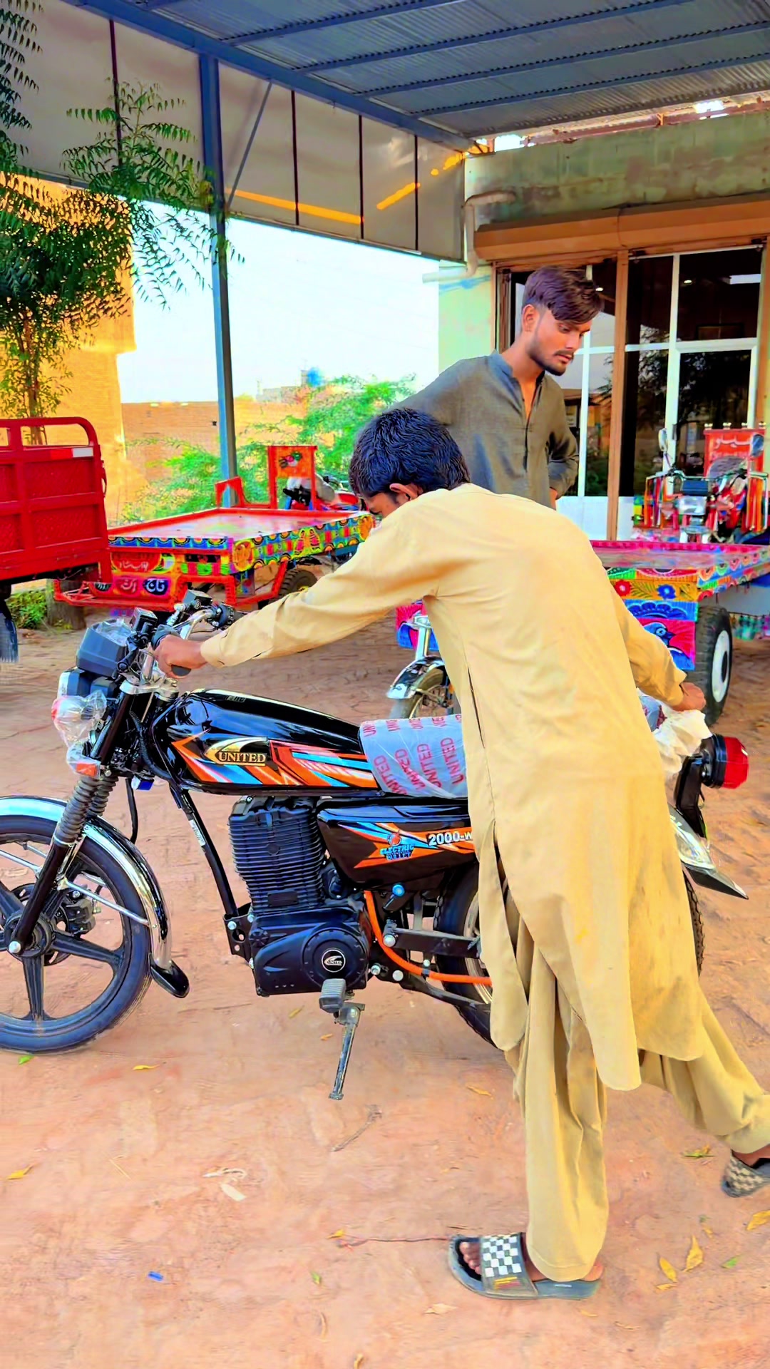 @تاج یونائیٹڈ شوروم نوابشاہ