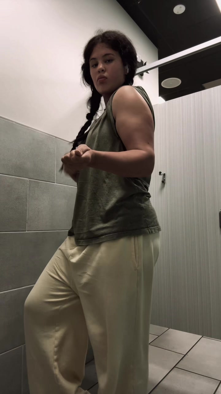 @Lyla 𝜗𝜚𒉭