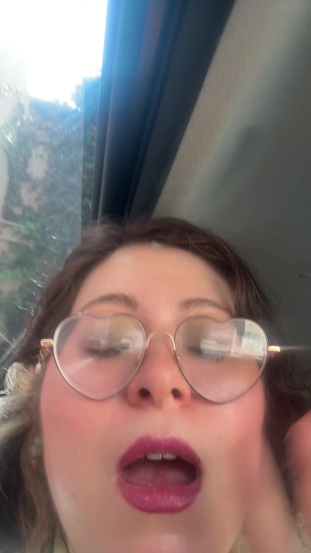 @oyeleslie_