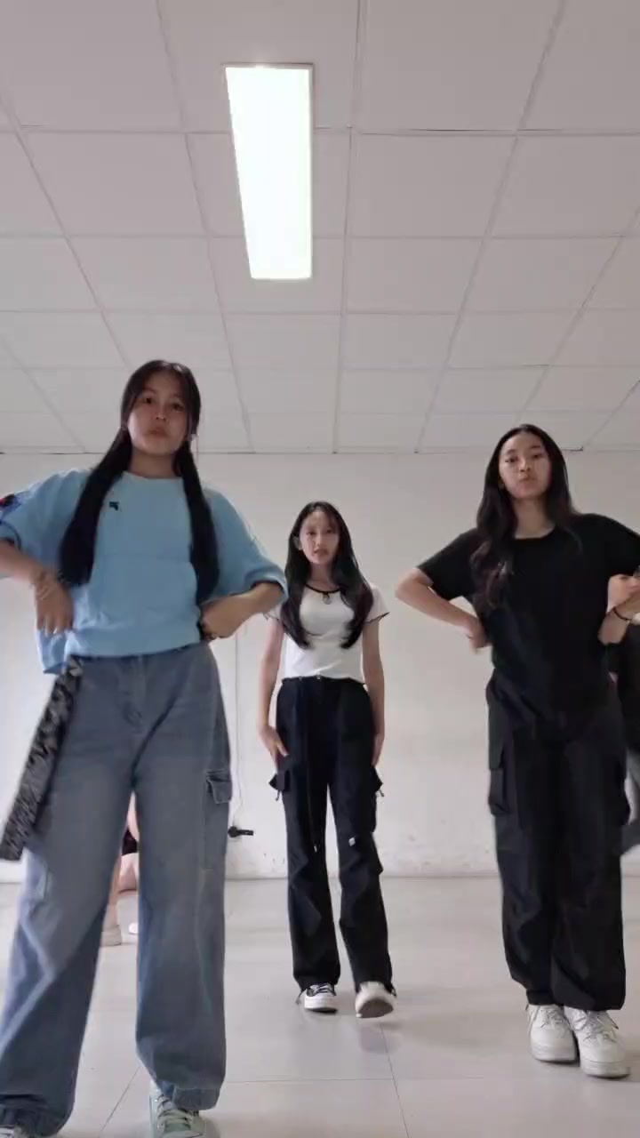 @𝐜𝐞𝐥𝐢𝐧𝐞.